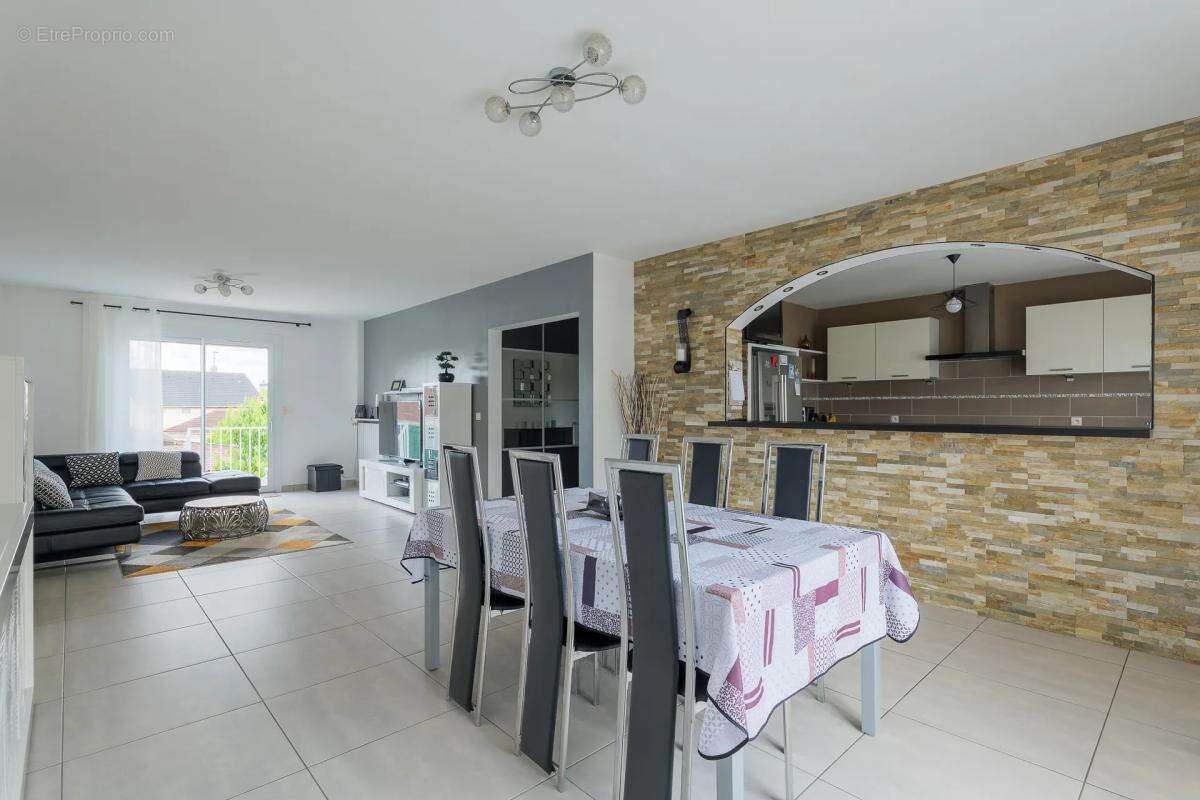 Maison de 9 pièces de 236 m² à Ozoir-la-Ferrière - photo 3