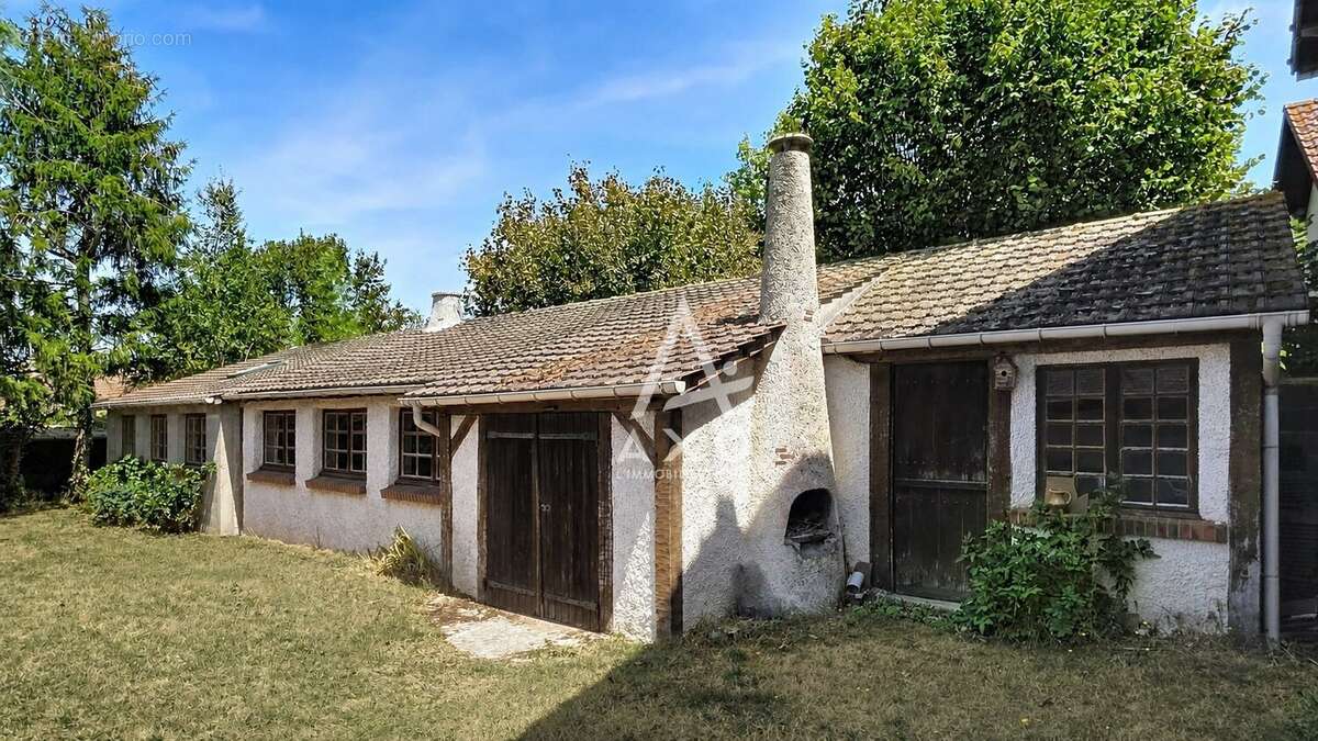 A Vendre à AMILLY  Maison de charme avec séjour cathédrale et dépendance de plus de 70 m² - photo 19