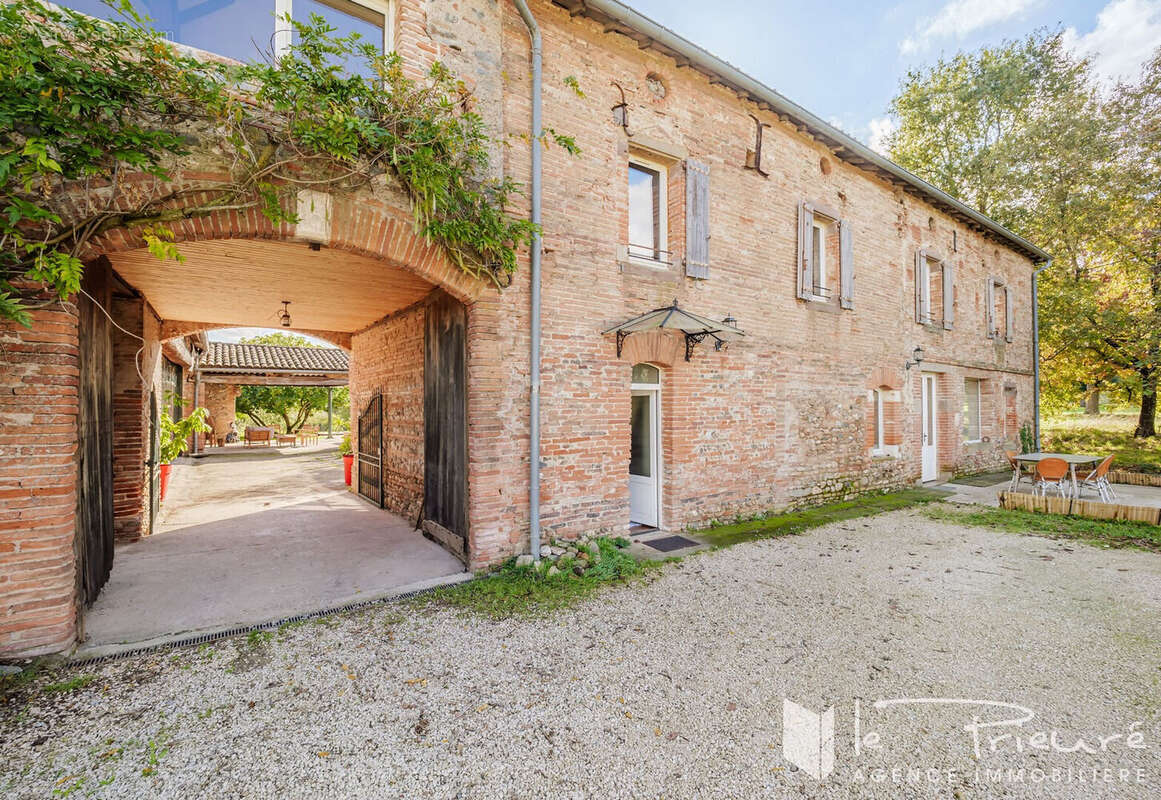 A seulement 10 mlin d'Albi !  Superbe corps de ferme rénové, 461 m², verrière, piscine et jardin arboré de 5000 m², cadre paisib - photo 2