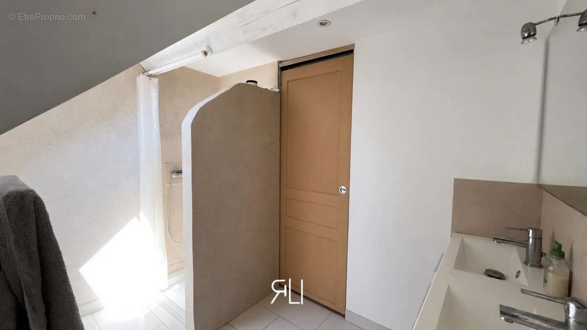 Grande maison, beaux volumes, charme de l'ancien - photo 11