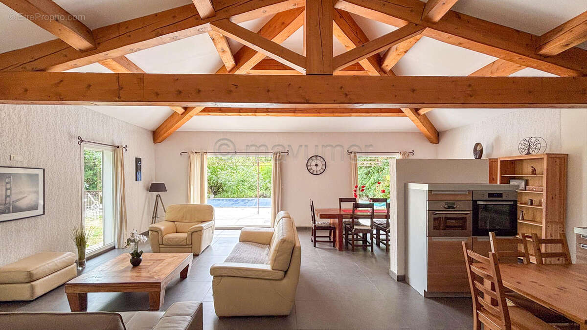 Maison individuelle T5 de 155m² - plain pied - piscine - 83640 Saint Zacharie n°9