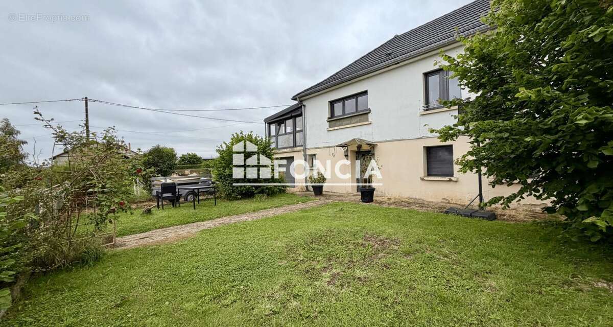 Proche Faulquemont et Saint Avold, belle maison de 160 M2 rénovée avec goût et offrant de belles prestations sur un terrain de 1 - photo 10