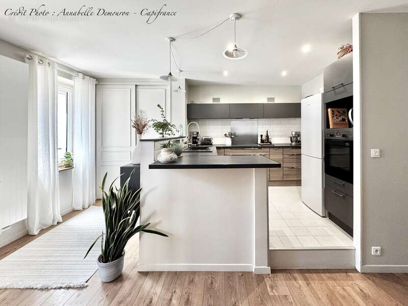 RIOM - EXCLUSIVITÉ – Maison de ville de caractère P6 entièrement rénovée avec jardin, abri et cave - photo 4