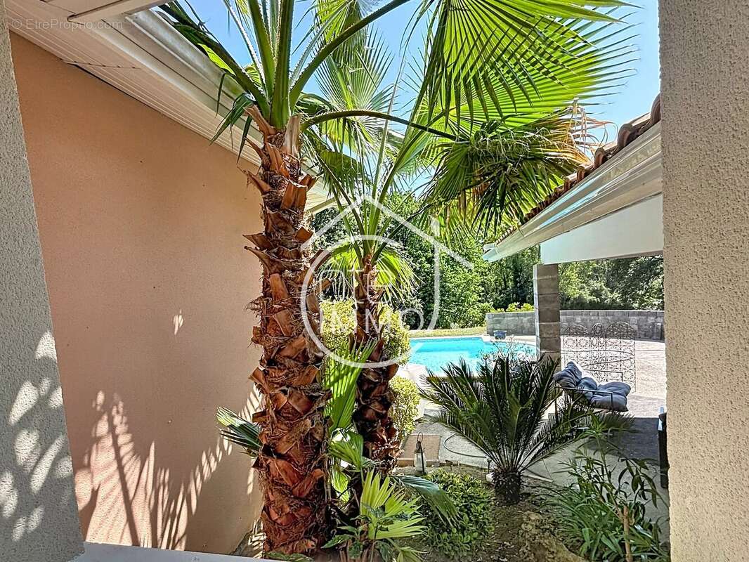 GUILLAC - Superbe propriété de 163 m2 de plain-pied avec piscine - photo 4