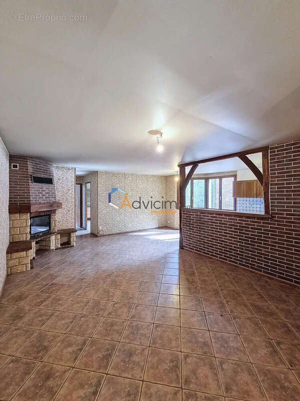 pièce de vie appartement 1er étage - Maison à BRIENON-SUR-ARMANCON