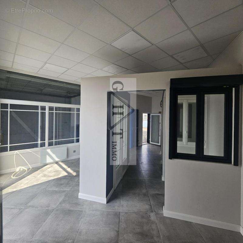 Local d'activité avec logements – Emplacement stratégique - photo 2