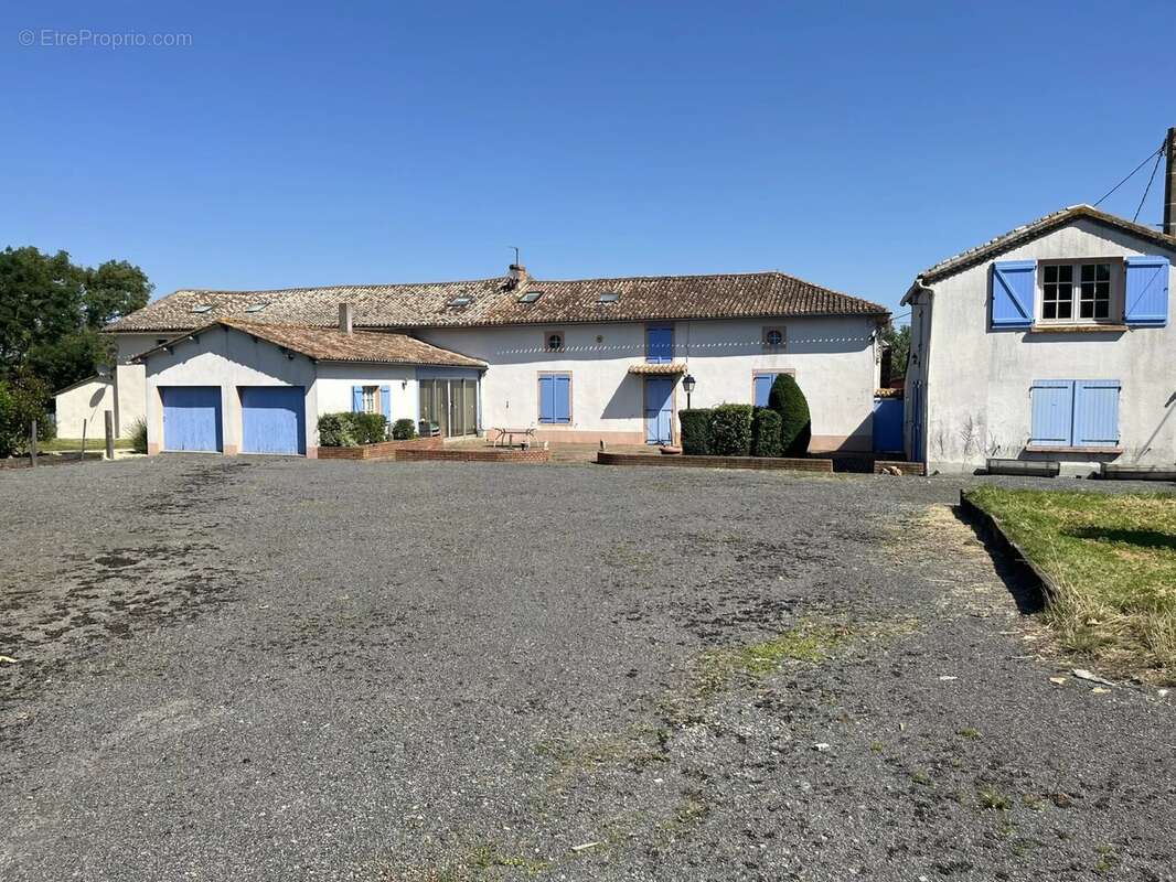 Maison de 3 chambres avec granges et petite maison à rénover - photo 2