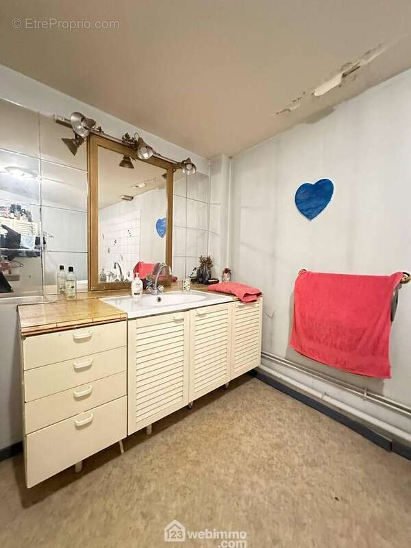 La salle de bains avec vasque sur meuble ... - Appartement à LAON