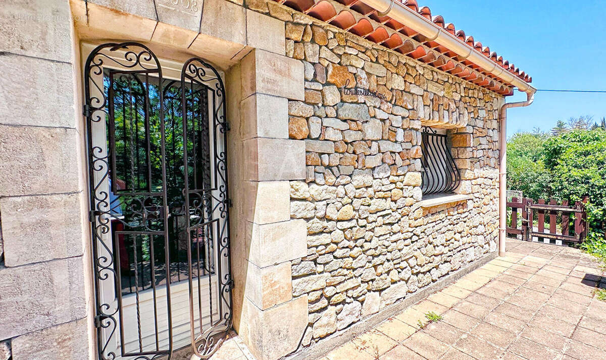 Superbe villa au calme et a la vue imprenable sur le château de cereste-en-luberon sur 7380m2 de terrain avec piscine - photo 7