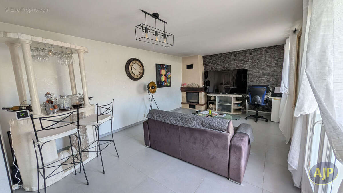 Maison à CHAMPAGNE-LES-MARAIS