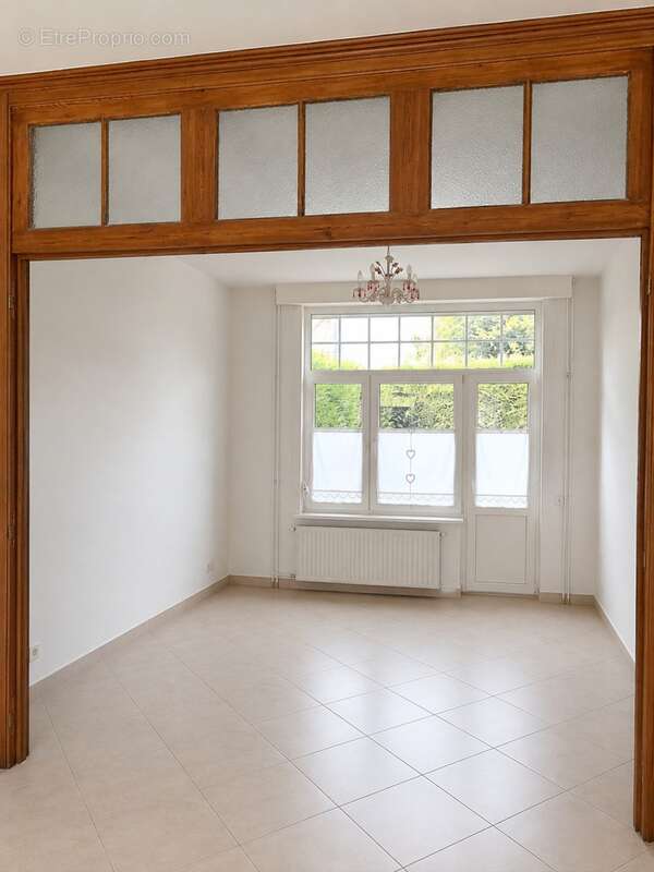 Maison bourgeoise de caractère  sur 3 niveaux–7 chambres – 2 salles d'eau,2 WC  Idéale pour une grande famille ou un investisseu - photo 3