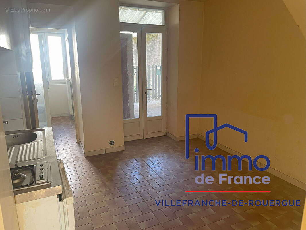 Immeuble avec parking, double garage et jardin - photo 7