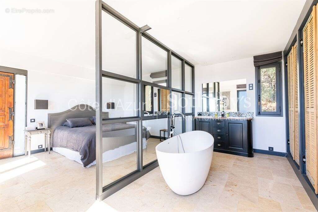 Le Tignet, villa rénovée vue mer panoramique, piscine à débordement et appartement - photo 19