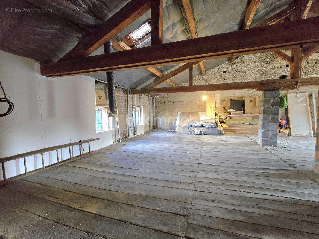 Maison de 232 m² avec dépendances, jardin clos et volumes rares – Randan (63) - photo 13