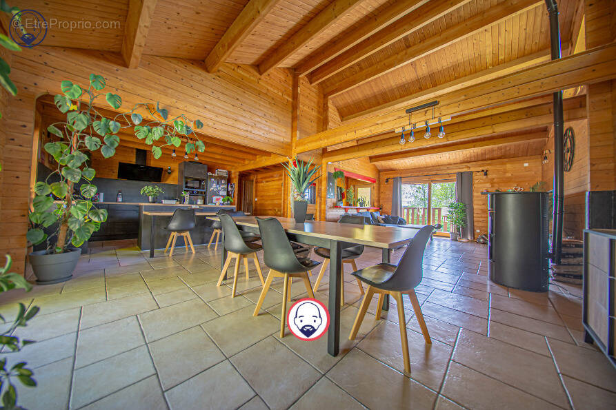 Chalet lumineux avec terrasse et dépendance - photo 1