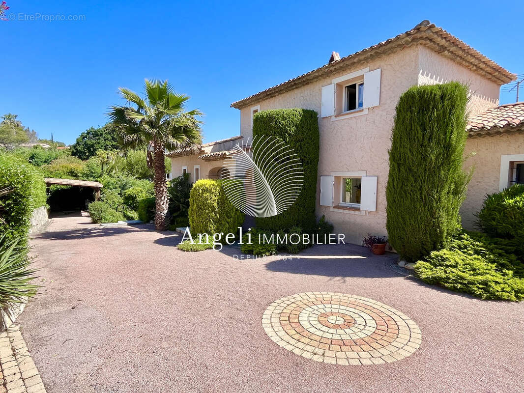 Maison à ROQUEBRUNE-SUR-ARGENS