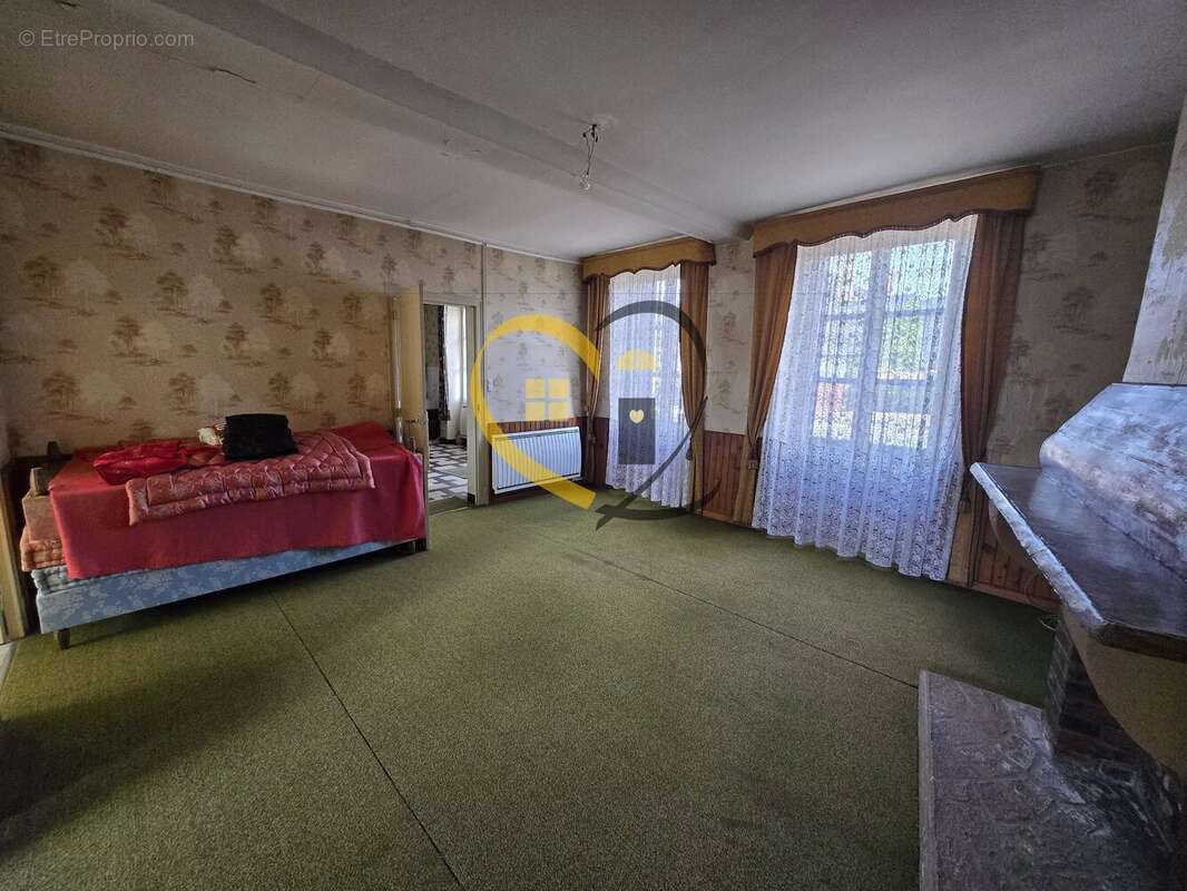 Maison à LA CHAPELLE-D'ANGILLON