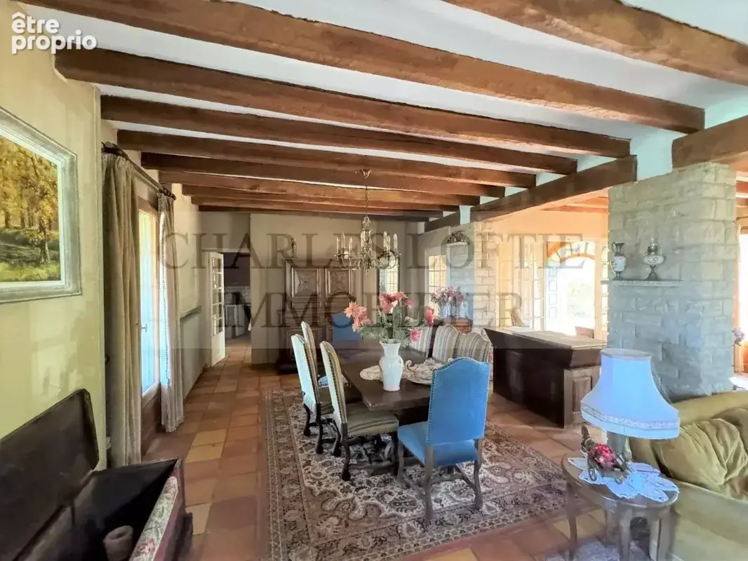 Belle demeure à remettre au goût du jour, nichée dans son parc de plus de 7200 m², avec piscine. - photo 10