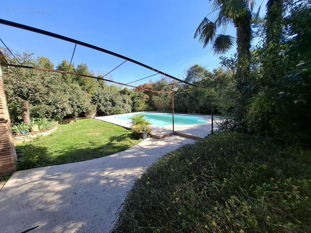 Espace piscine - Maison à CARBONNE