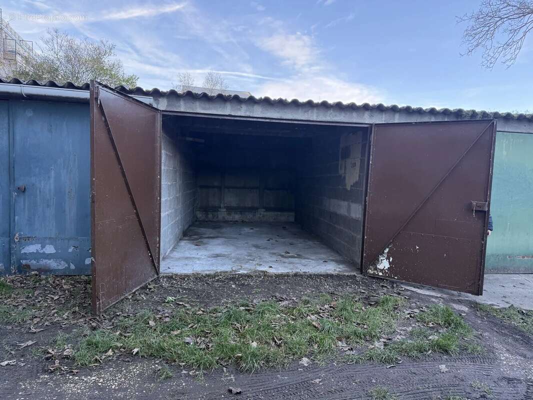 Parking à ROMAINVILLE