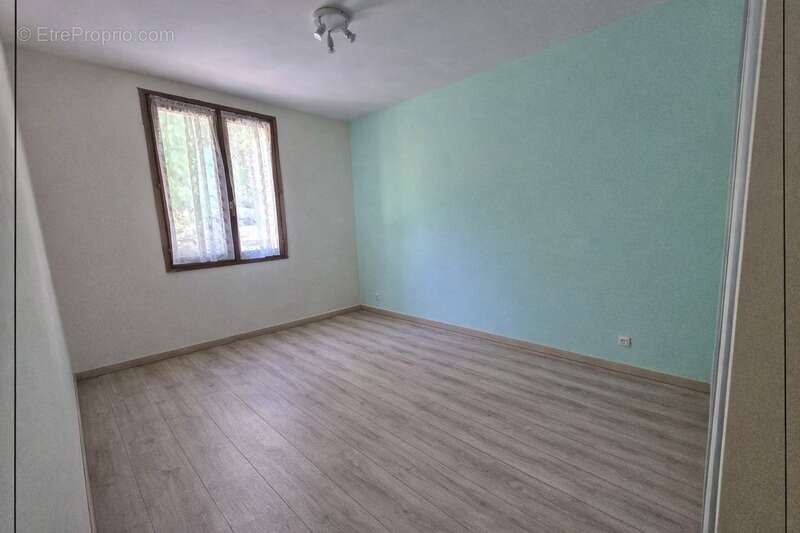 Charmante maison de plain-pied de 100m² à rafraîchir, située sur un terrain de 2500 m² - photo 5