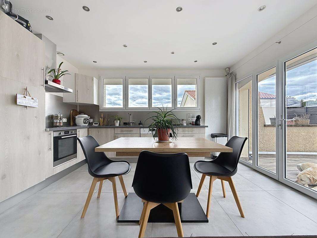 Appartement à REVENTIN-VAUGRIS