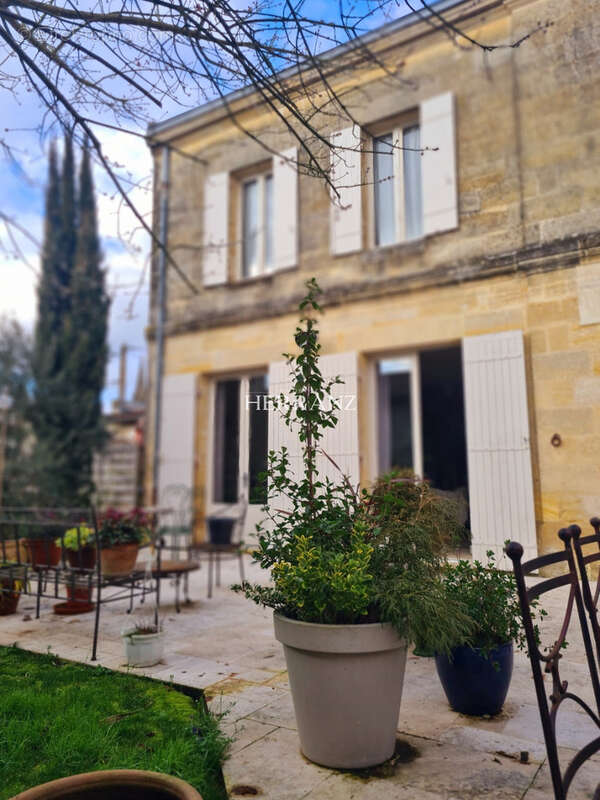 Maison à SAINT-MEDARD-DE-GUIZIERES