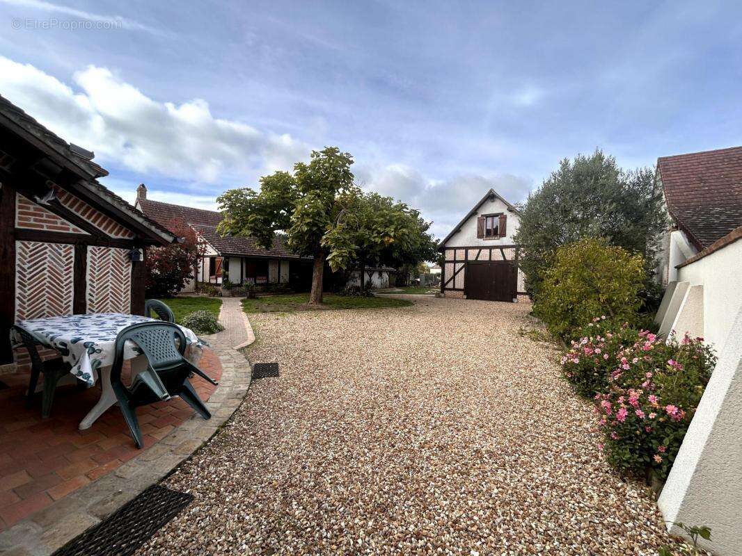 Maison à SELLES-SAINT-DENIS