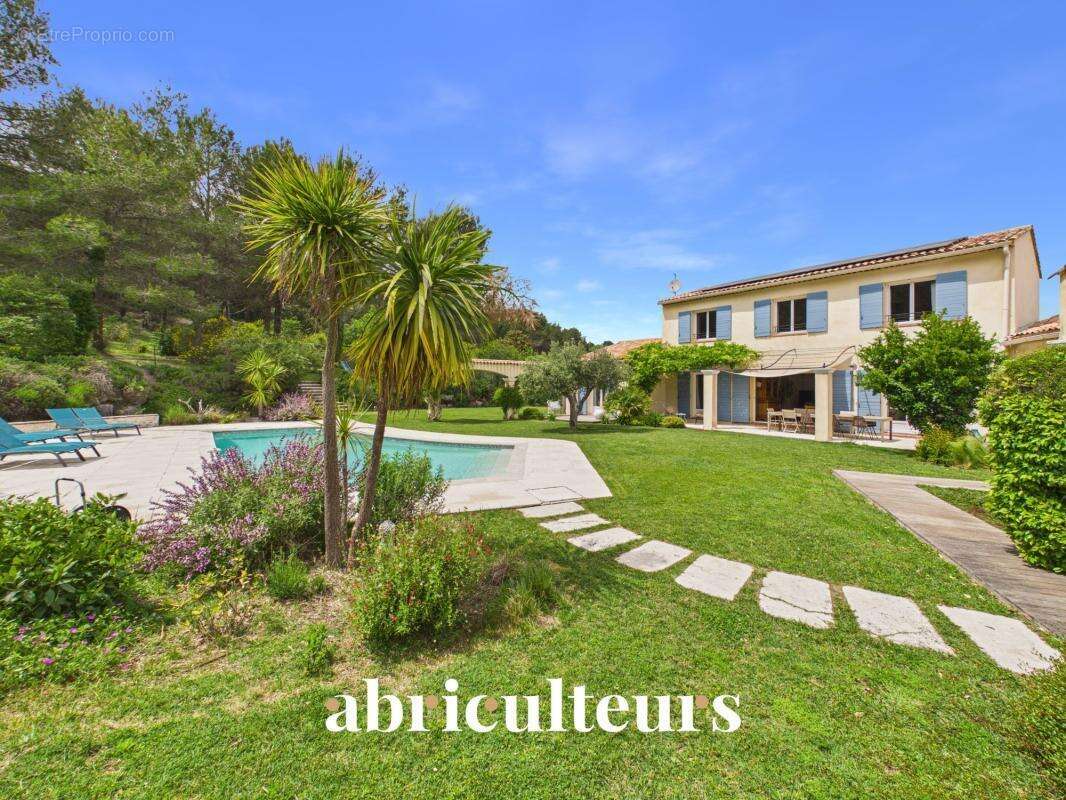 Prestigieuse maison T8 de 233m² sur un terrain de 6700m² avec piscine à Rognes 13840 - photo 2