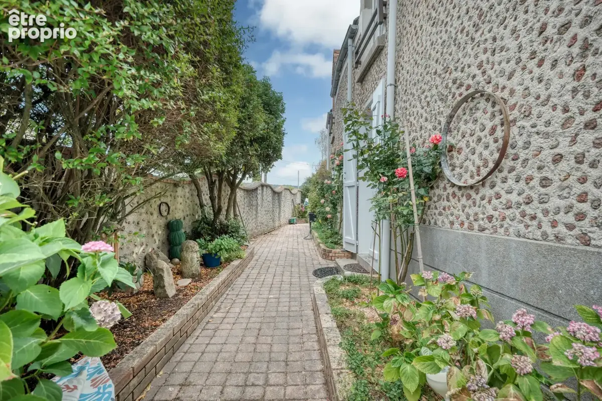 Tres belle maison ancienne de 213m2 au sol - 4 chambres - terrain arbore de 1100m2 - photo 33