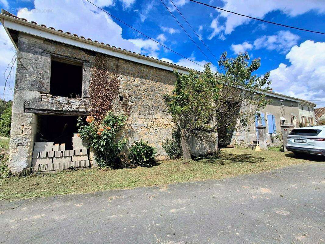 Maison de campagne à rénover - 120 m², 3 chambres, 1,8 ha de terrain avec chai à Saint-Palais-de-Négrignac - photo 2