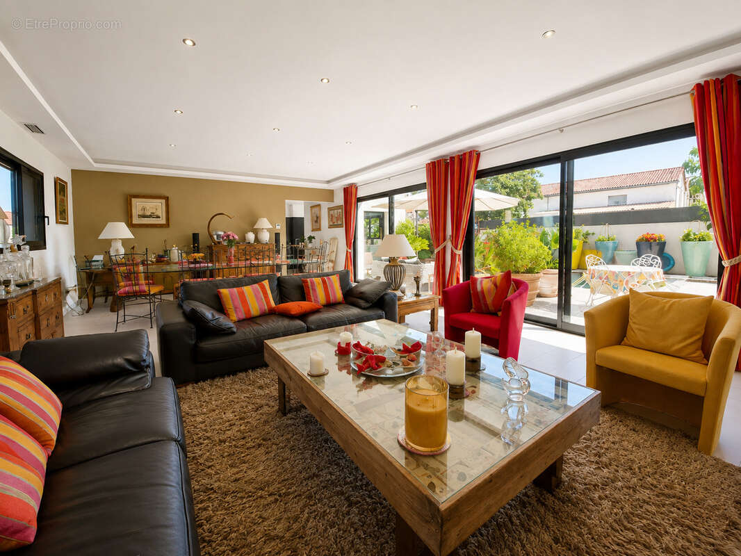 Villa contemporaine 4 faces avec piscine, grand séjour et garage - photo 4