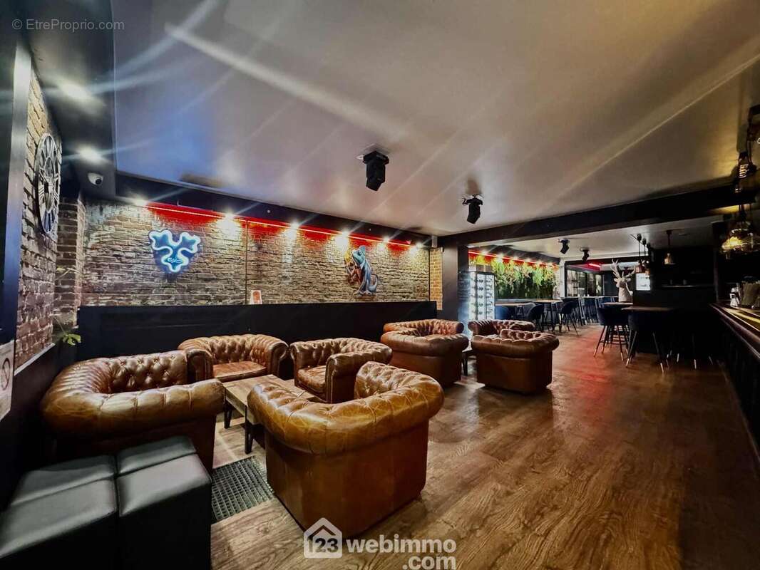Première salle à l?atmosphère feutrée, aménagée avec de larges canapés et un bar, idéale pour se retrouver - Commerce à SAINT-QUENTIN