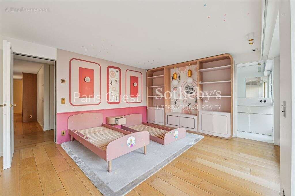 Appartement à NEUILLY-SUR-SEINE