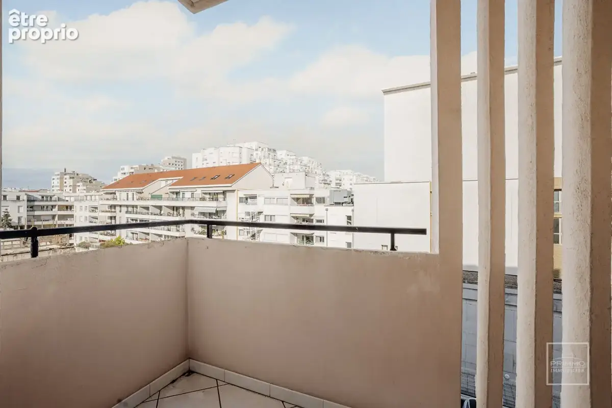 Villeurbanne - gratte ciel , 70m², balcon & loggia, parking - photo 4