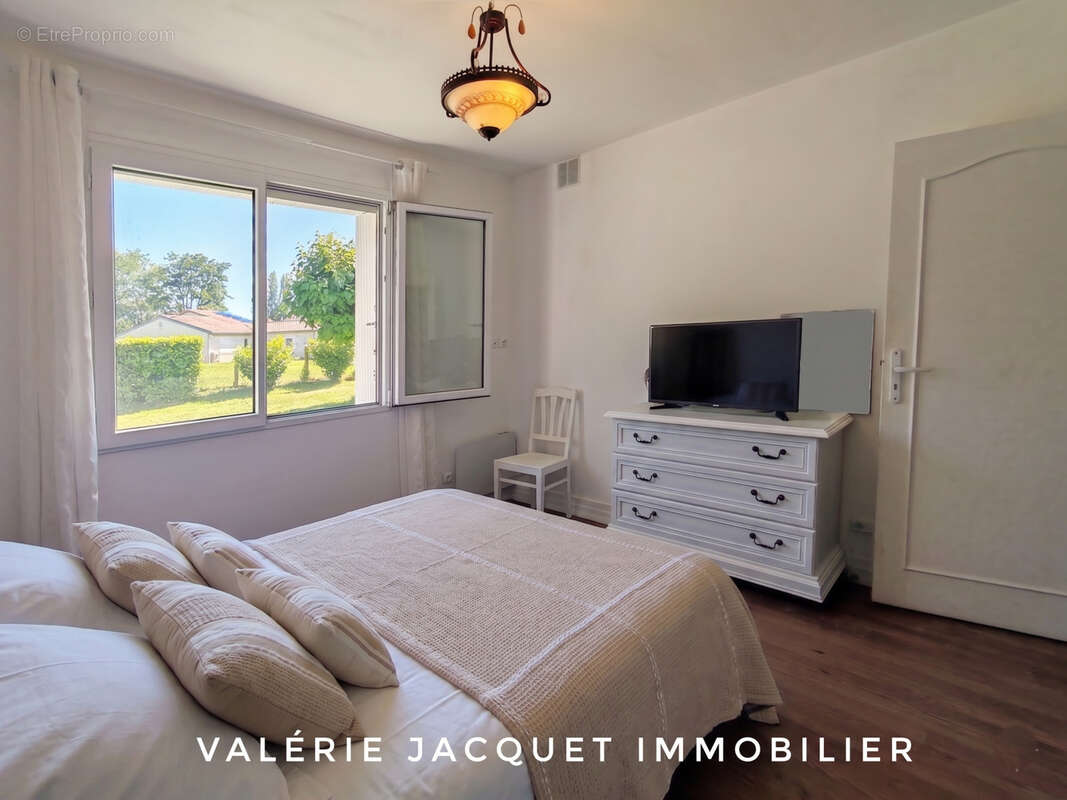 À Moulin-Neuf, maison rénovée en 2025 avec vie de plain-pied et grand terrain constructible - photo 2