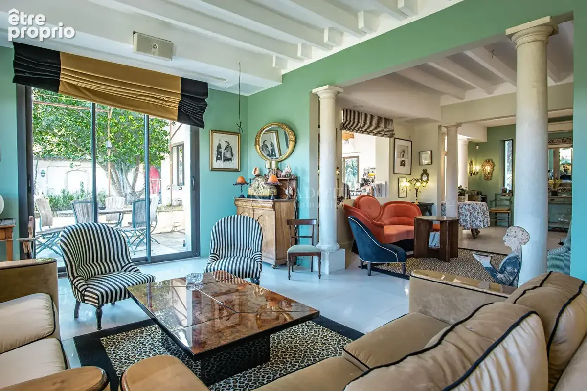 Propriété d'exception à vendre avec vue sur le château de Lagnes . - photo 3