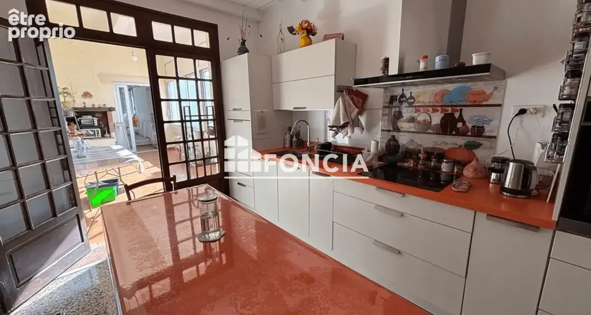 LUNEL CENTRE-VILLE Maison de Ville de 260 m2 avec Garage, cour et Piscine - photo 11