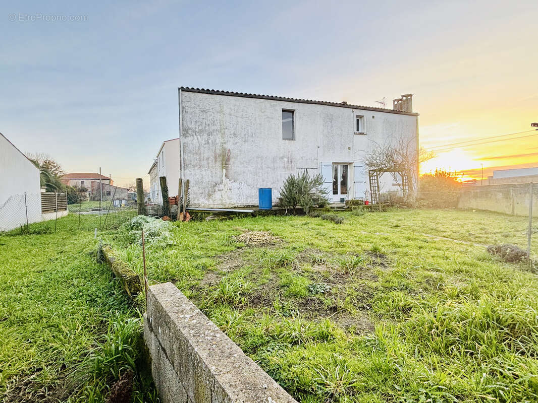 Maison à SAINT-LAURENT-DE-LA-PREE