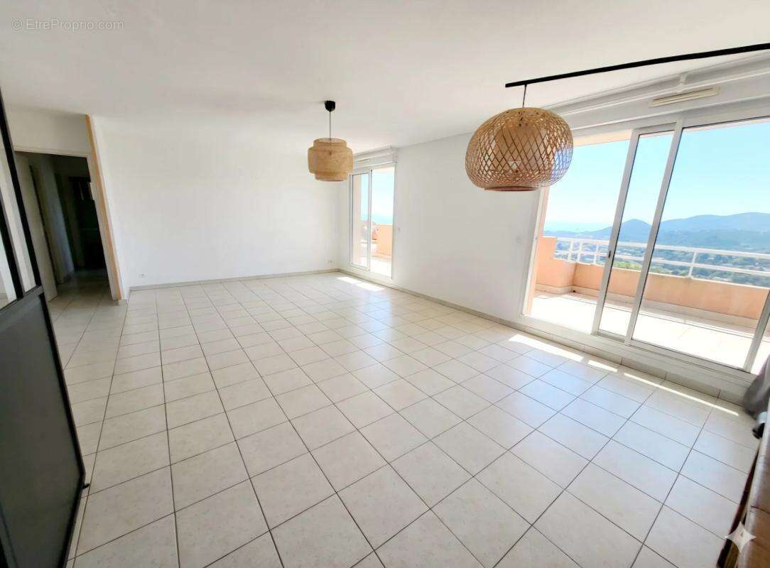 Appartement à MANDELIEU-LA-NAPOULE