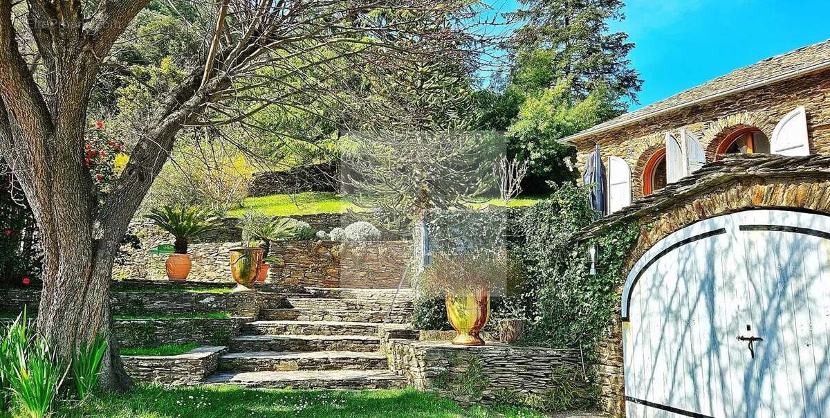 Maison à LE COLLET-DE-DEZE