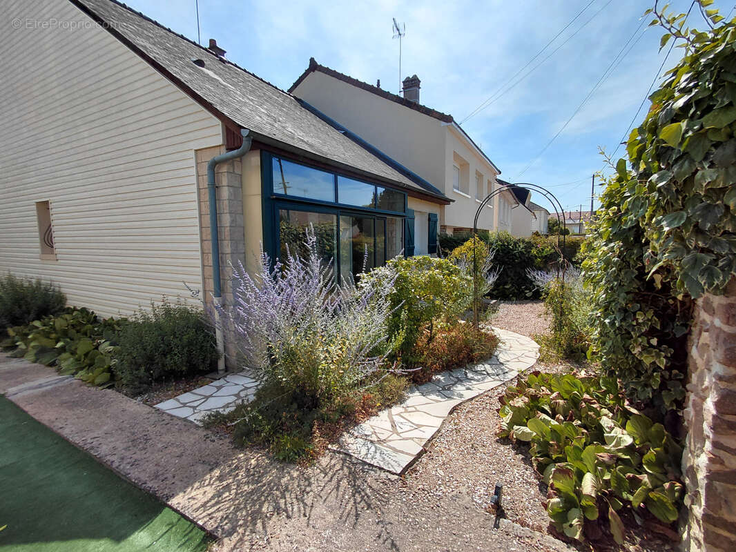 En exclusivité ! Maison de plain-pied avec garage et jardin sur La Flèche... - photo 9