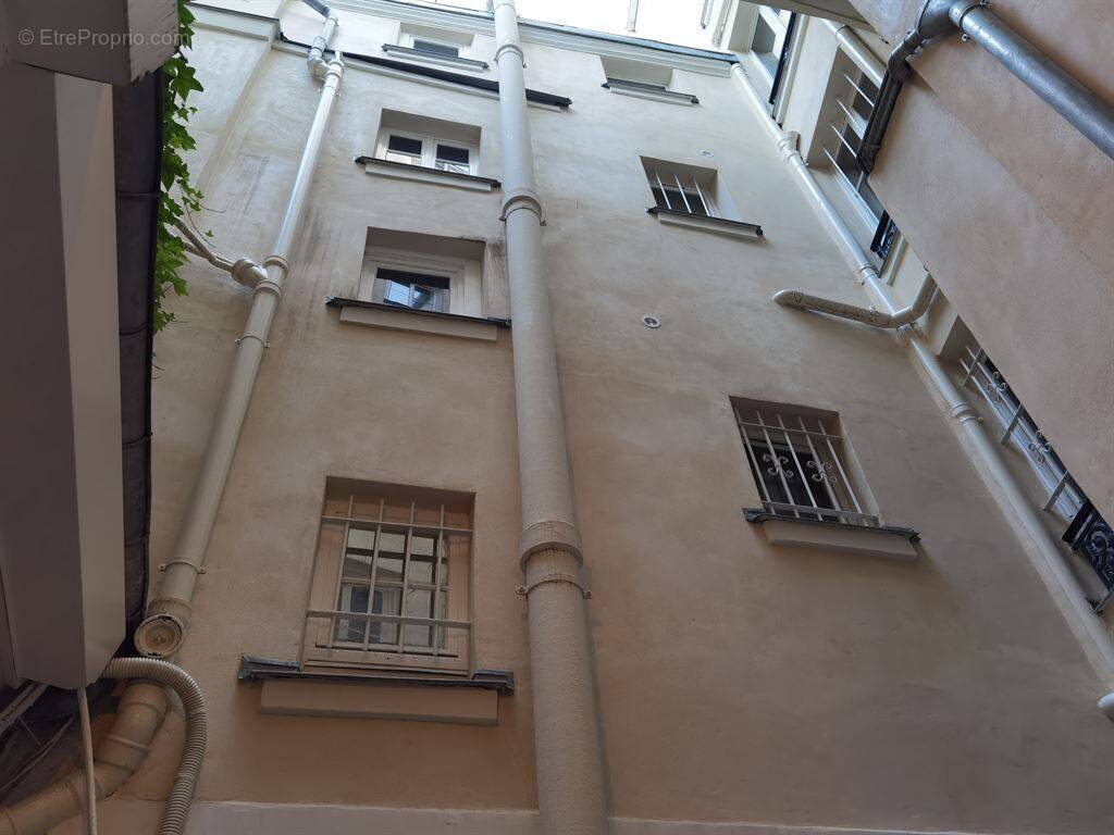 Appartement à PARIS-1E