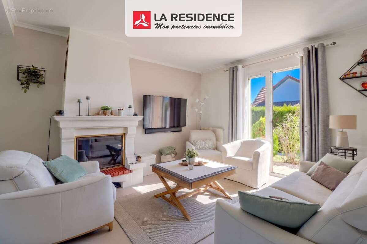 Maison à MAURECOURT