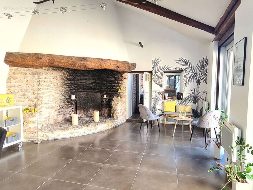 Maison à LA QUEUE-LES-YVELINES