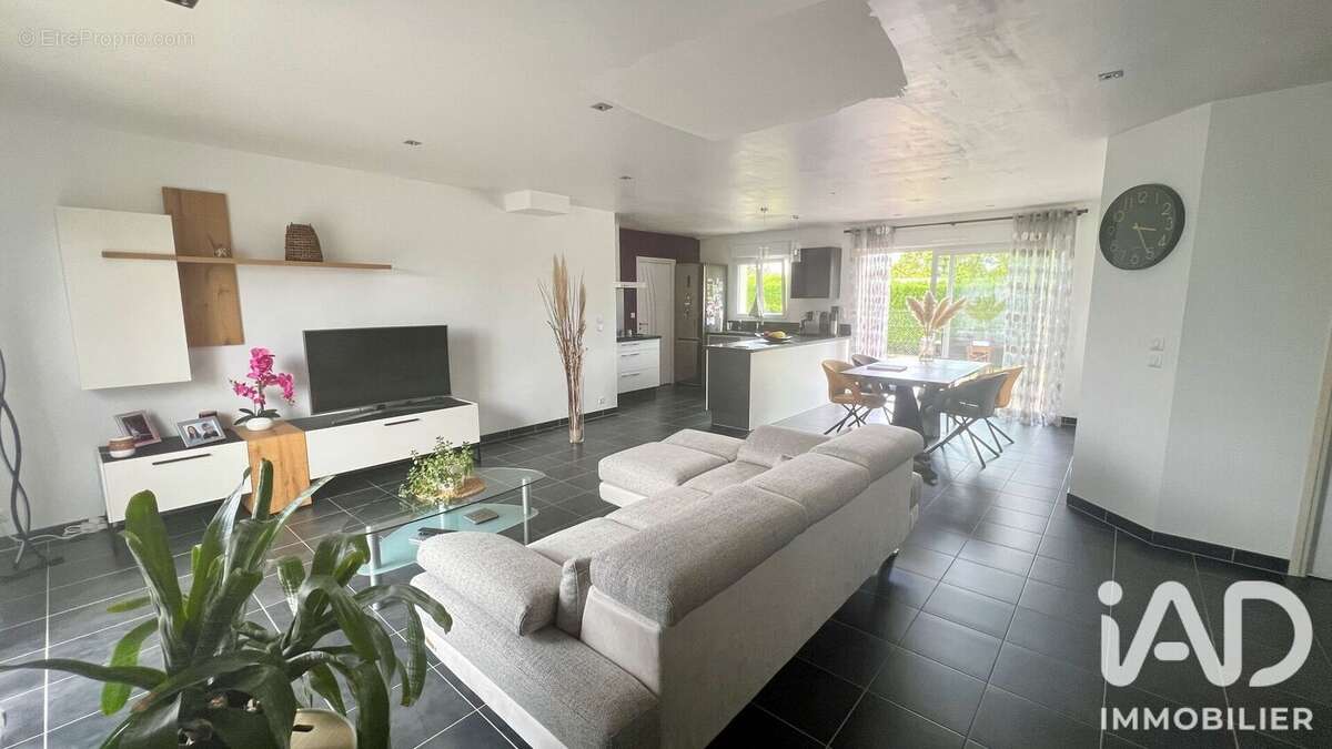 Maison 135 m² à Mosnes  - photo 3