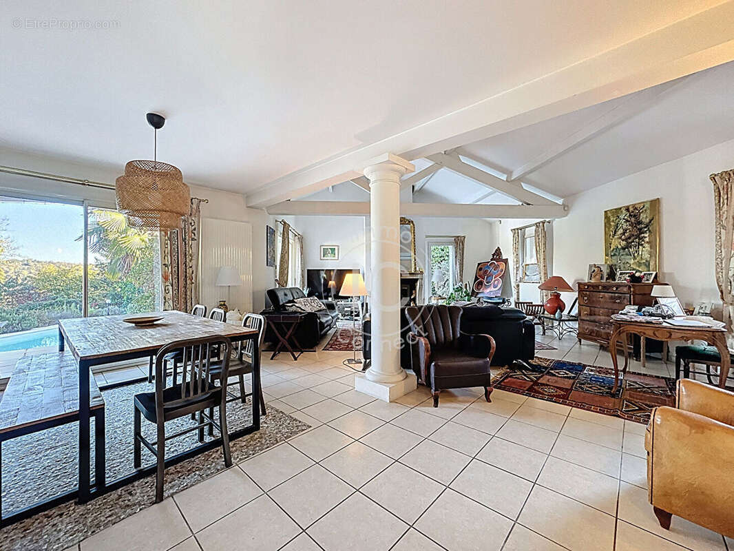 Maison à COLLONGES-AU-MONT-D&#039;OR