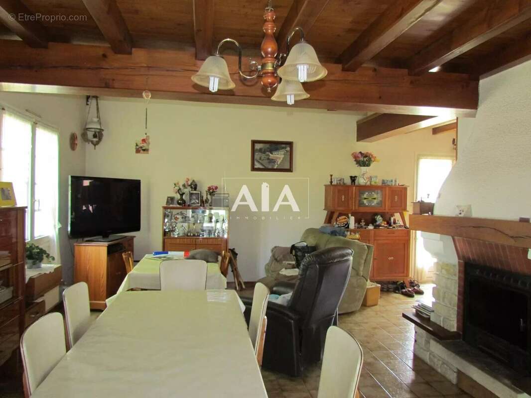 Maison à LES ADJOTS