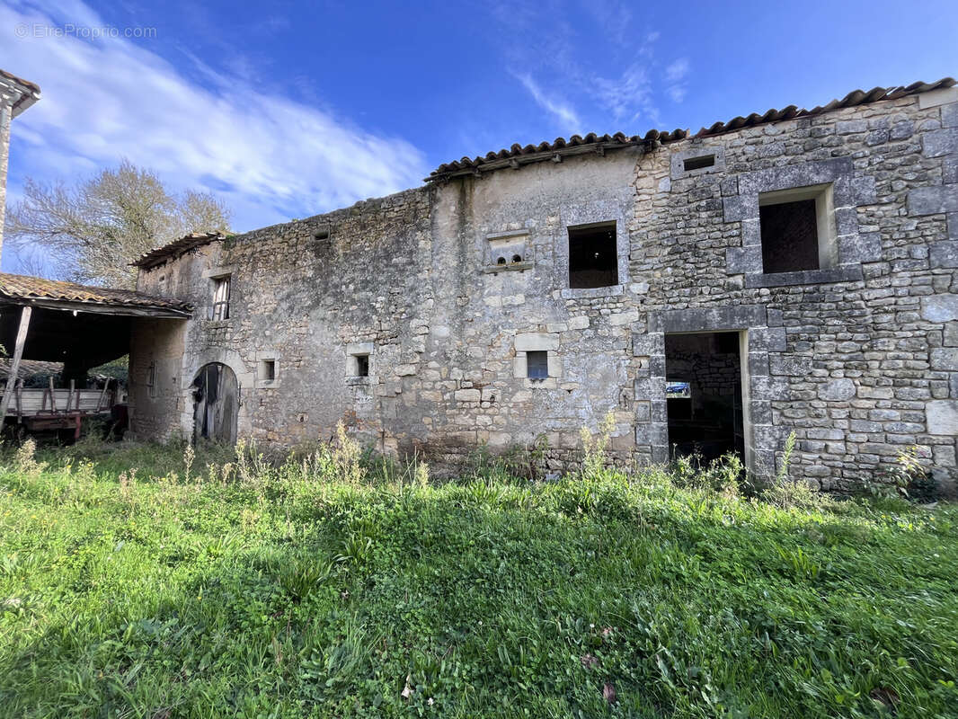 Maison à SAINT-SIGISMOND-DE-CLERMONT
