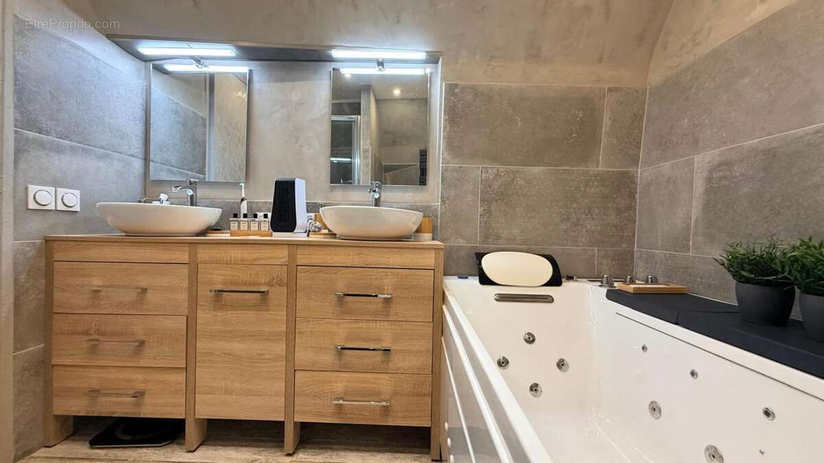 Appartement à POUSSAN